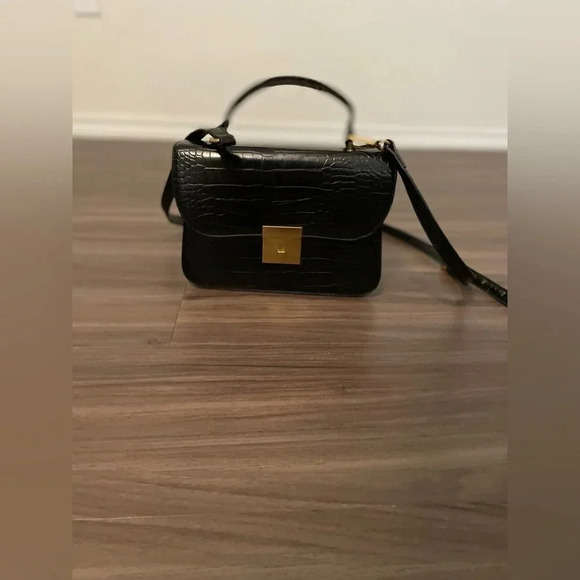 Black Faux black leather (crocodile style) with gold hardware crossbody purse - Picture 4 of 13